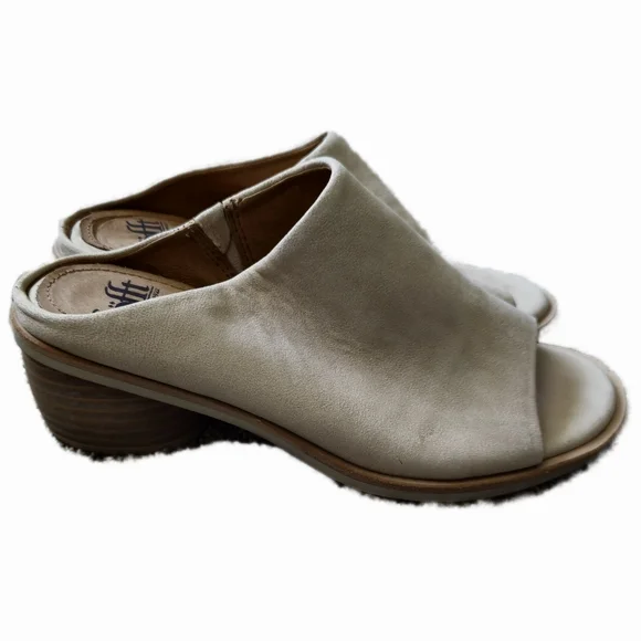 Sofft Cream Sandal Low Heel - Picture 2 of 3